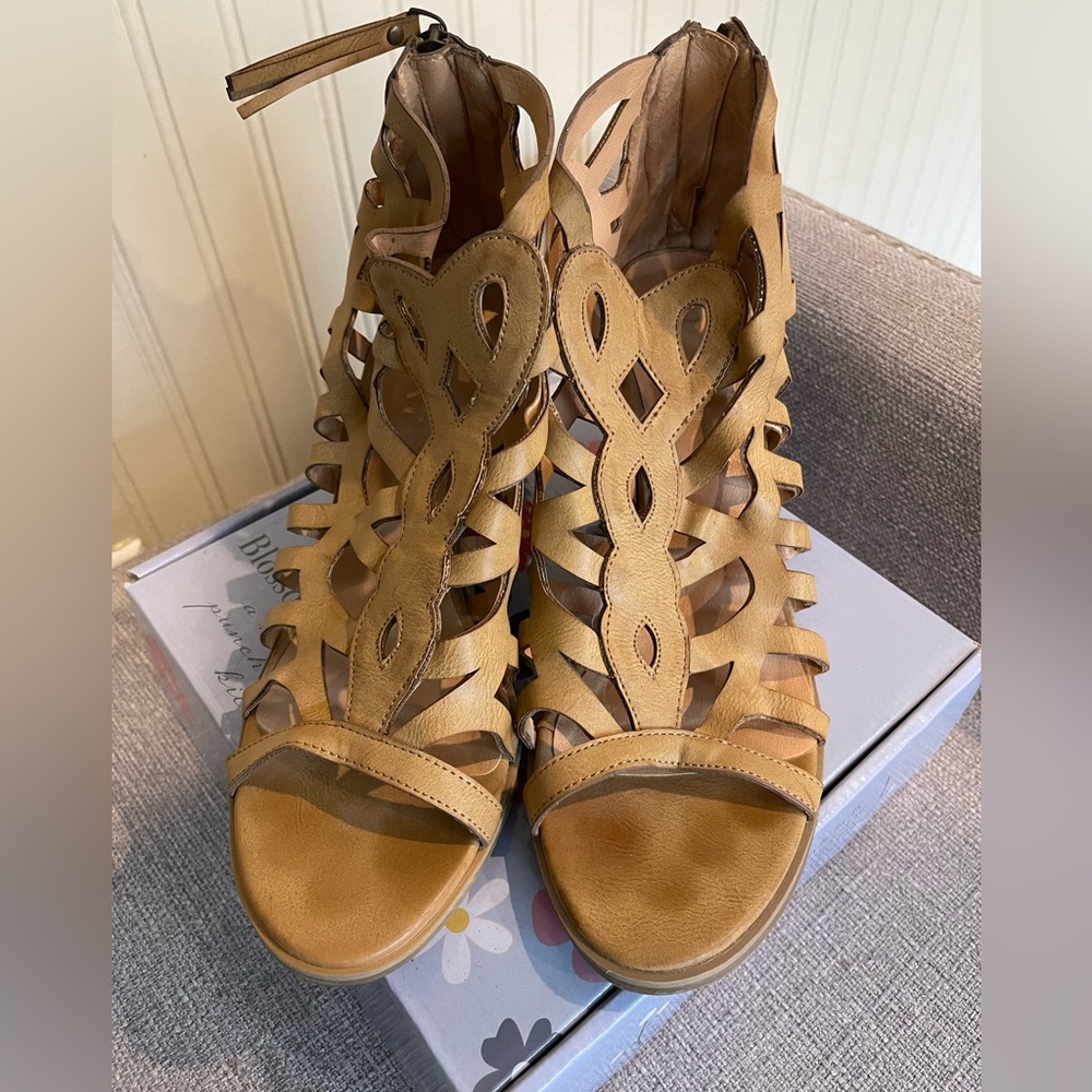 Short block heel zip up. Sandal US size 8.5